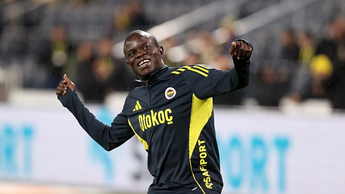Kadıköy'de N'Golo Kante'ye sevgi seli Taraftarlar tribüne çağırdı