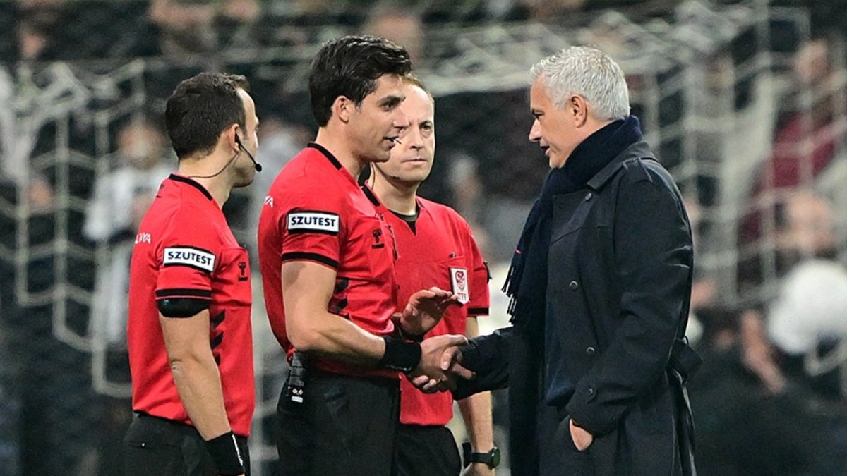 Beşiktaş maçı sonrası Fenerbahçe Teknik Direktörü Jose Mourinho Mehmet Türkmen'e sarıldı