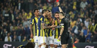 Cuneyt Cakir A Sert Tepki Tribunler Cilgina Dondu Son Dakika Fenerbahce Haberleri Fotomac