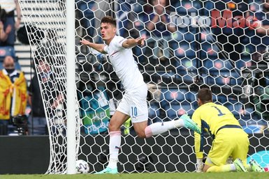 Son dakika spor haberi: EURO 2020'ye damga vuran gol! Patrik Schick orta sahadan attı