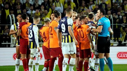 Galatasaray - Fenerbahçe derbilerinde kartlar havada uçuşuyor