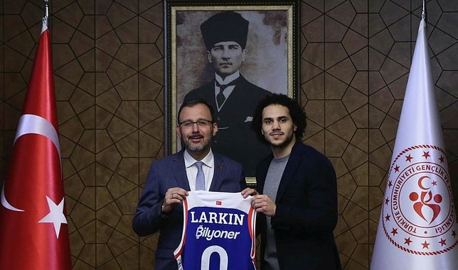 https://iaftm.tmgrup.com.tr/154aba/644/381/0/65/800/538?u=https://iftm.tmgrup.com.tr/2020/02/13/shane-larkin-resmen-turk-oldu-kimlik-1581600156290.jpg