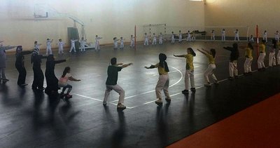 Sporcular anneleri ile idman yaptı