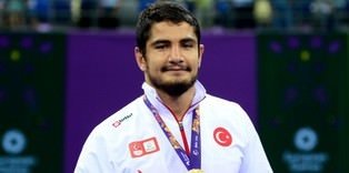Renowned Turkish wrestler bags gold medal in Azerbaijan
