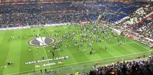 Lyon-Beşiktaş maçı öncesi tribünler karıştı