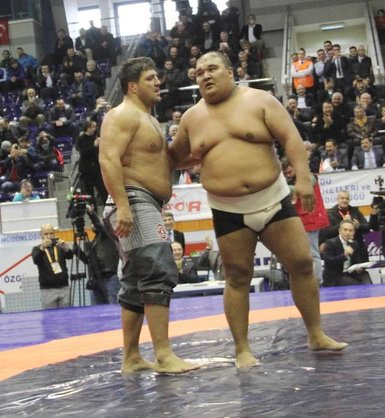 Recep Kara, Asya Şampiyonu sumo güreşçisini yendi