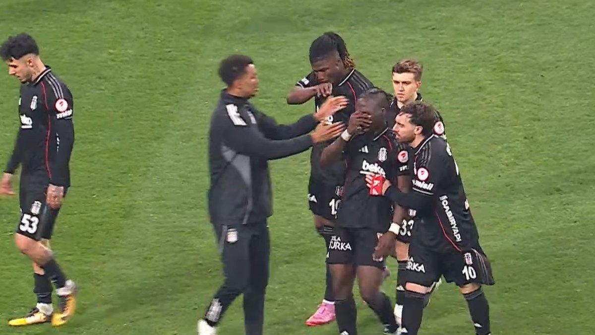 Beşiktaş'ta Junior Olaitan gözyaşlarına hakim olamadı! İşte o anlar