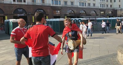 Rus şarkıcı Türk bayrağı ve darbukayla Moskova sokaklarını gezdi