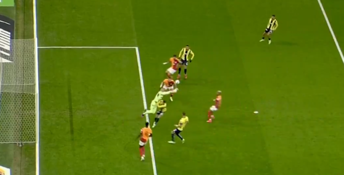 fenerbahcenin-golu-iptal-edildi-iste-o-pozisyon-1740418416685.png