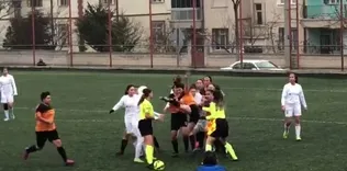 Kadın hakeme uçan tekme!
