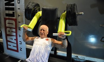 71 yaşındaki Hayrettin Sönmez 250 kilo kaldırdı! Tarihi rekor...