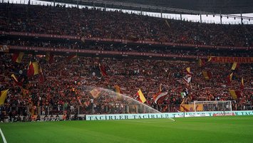 Galatasaraylı taraftarlar Florya'da toplandı