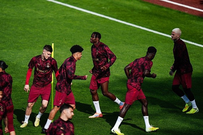 ajax-galatasaray-muhtemel-11ler-ajax-galatasaray-maci-ne-zaman-saat-kacta-hangi-kanalda-canli-yayinlanacak-1762318620533.jpeg Ajax-Galatasaray maçı canlı yayın bilgisi!