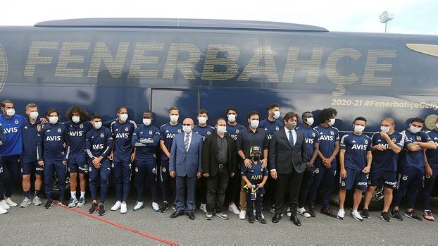 Fenerbahçe'de tasarımını taraftarların seçtiği yeni takım otobüsü tanıtıldı #