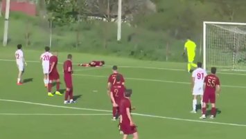 Futbol sahalarının gördüğü en ilginç gollerden biri!
