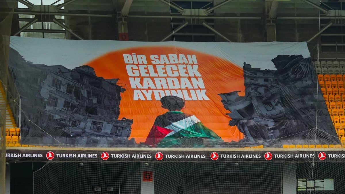 Başakşehir'de Galatasaray maçı öncesi Filistin koreografisi! Başakşehir'de Galatasaray maçı öncesi Filistin koreografisi!