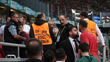 Galatasaray’da Abdülkerim Bardakcı taraftarlarla tartıştı!