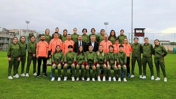 Ahmet Ağaoğlu kadın futbol takımını ziyaret etti!