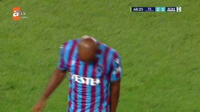 Son dakika spor haberi: Trabzonspor Roma maçında Nwakaeme net gol pozisyonundan faydalanamadı! İşte o anlar...