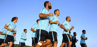 Futbolcular, teknik heyet ve yönetim...
