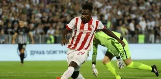 Emenike komşuda parladı!