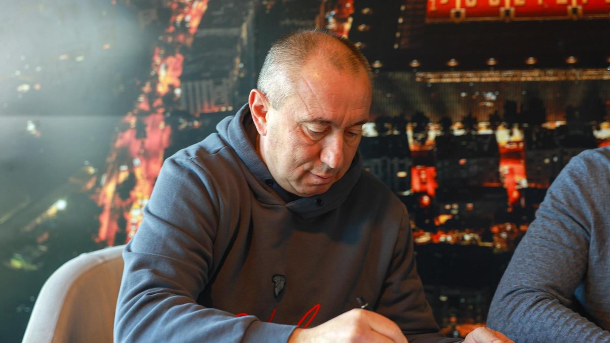 Göztepe'de Stanimir Stoilov'un sözleşmesi uzatıldı Göztepe'de Stanimir Stoilov'un sözleşmesi uzatıldı