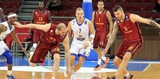 Aslan'ın bileği büküldü