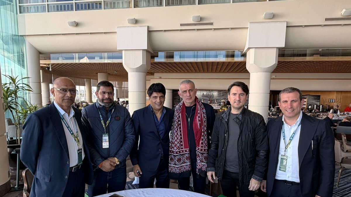TFF Başkanı Hacıosmanoğlu, Pakistan Futboll Federasyonu Başkanı Gilani ile bir araya geldi