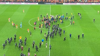 Galatasaray - Fenerbahçe maçı sonrası saha karıştı!