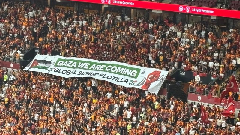 galatasaray-tribunlerinden-filistine-destek-1756593680634.jpeg