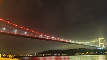 Fatih Sultan Mehmet köprüsü "sarı-kırımızılı" renklere büründü