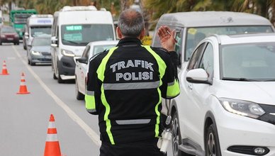 2023 TRAFİK CEZALARI NE KADAR OLDU? | Kırmızı ışıkta geçmek, hız sınırını aşmak, kemer takmamak, drift atmak cezası ne kadar?