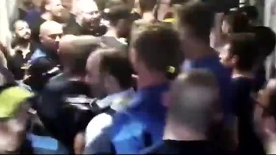 >Maç sonrası tünel karıştı! Emre Belözoğlu...