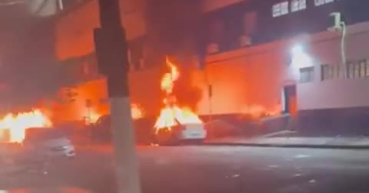 Santos taraftarları ortalığı savaş alanına çevirdi videosunu izle | Fotomaç TV