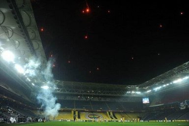 Seyircisiz maçta Kadıköy ışıl ışıl