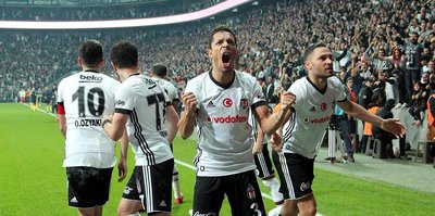Sevilla, Adriano’yu liste başına aldı