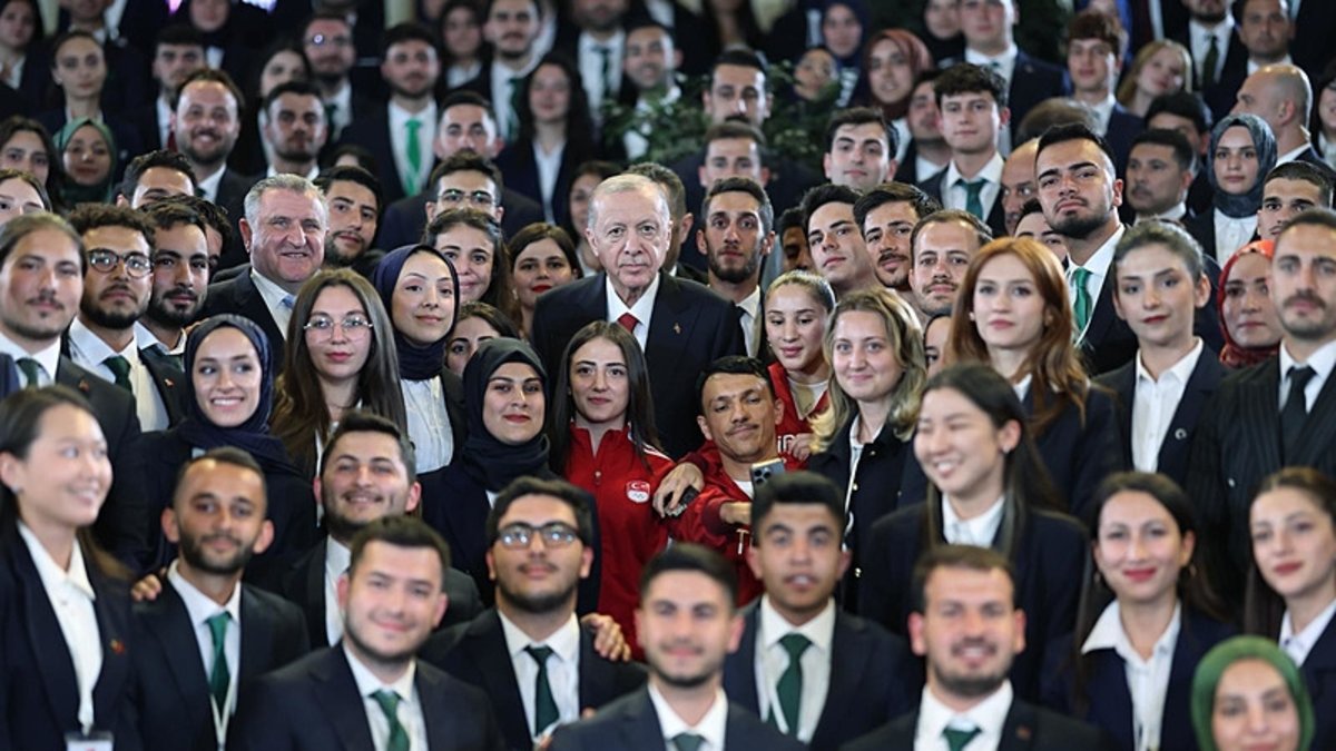 Başkan Recep Tayyip Erdoğan gençler ve milli sporcularla bir araya geldi