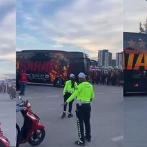 G.Saraylı futbolcular otobüsün camlarına vurarak geldi