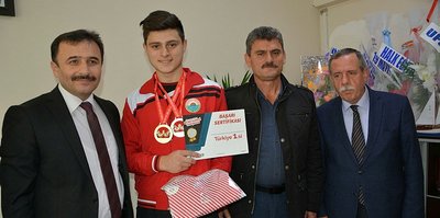 Bilek güreşinde 19 Mayıs'ı gururlandırdı