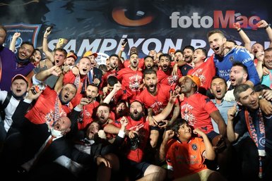 Maç sonunda büyük sevinç! İşte Başakşehir’in şampiyonluk coşkusu