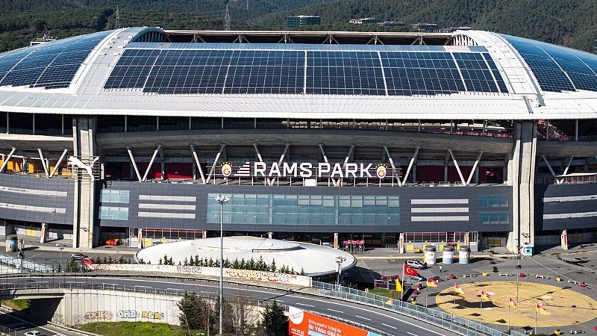 Galatasaray tribünleri: İnsanlık bir olsun siyonizm yok olsun!