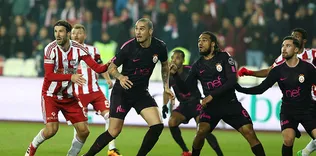 Galatasaray niye kafa golü yiyor?