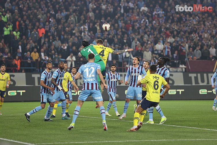 Eren Elmalı'dan takdir toplayan hareket! Fenerbahçeli futbolculara siper oldu