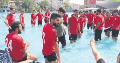 Süs havuzlu protesto