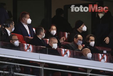 Son dakika spor haberleri: Başkan Recep Tayyip Erdoğan'dan milli takıma destek! Türkiye Letonya maçını tribünden takip etti