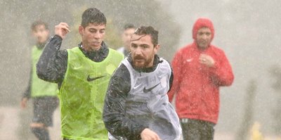 Antalyaspor çalışmalarını yağmur altında sürdürdü
