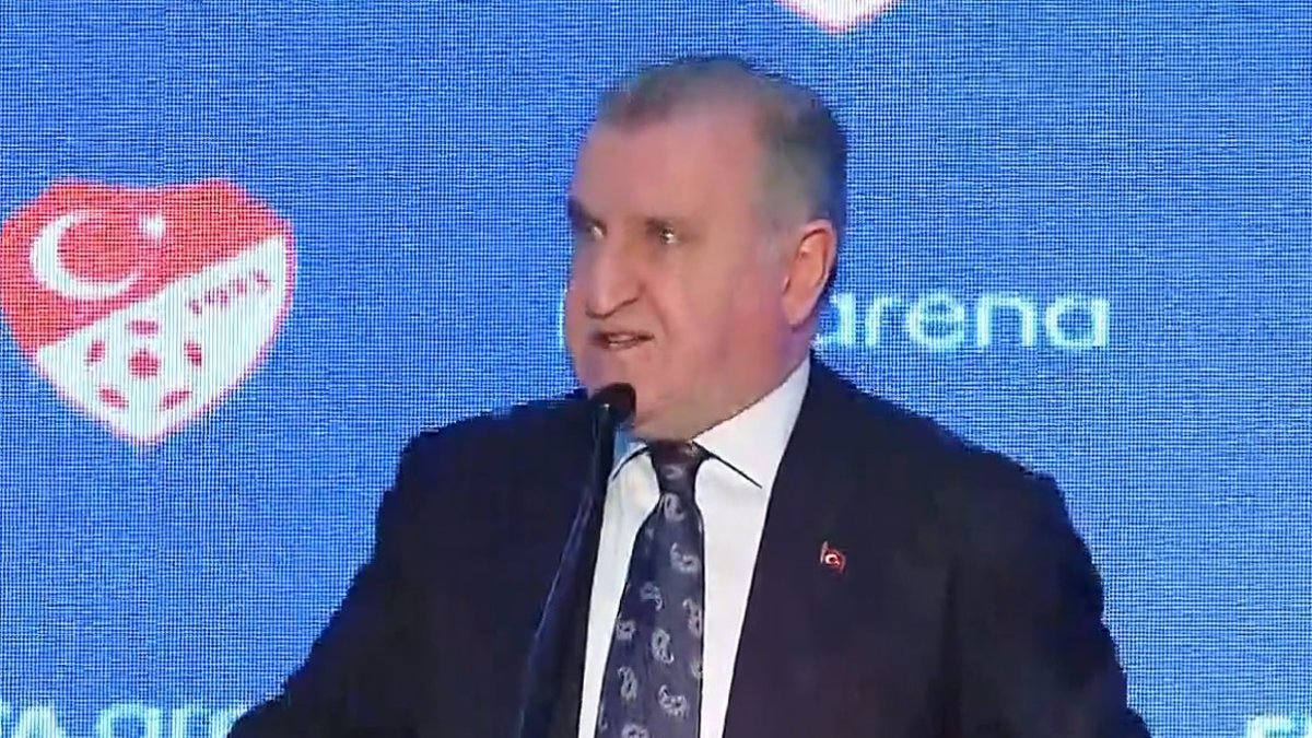 Gençlik ve Spor Bakanı Osman Aşkın Bak'tan A Milli Takım'a tebrik!