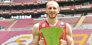 G.Saray’ın kaptanı F.Bahçe’ye imza attı