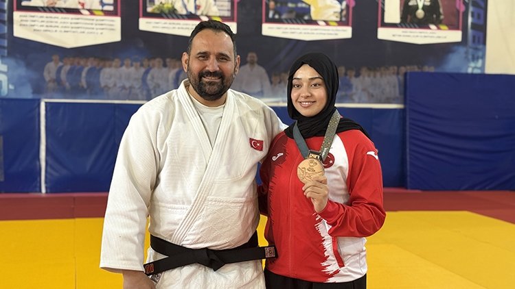 isitme-engelli-judocu-esma-gokulu-sakatligina-ragmen-olimpiyat-madalyasi-kazanmayi-basardi-1765354574251.jpg