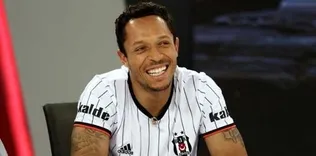 Adriano yeni kulübünü açıkladı!